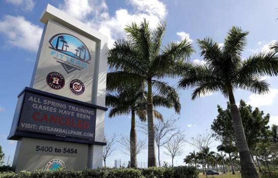 Un letrero anuncia la cancelación de la pretemporada en las instalaciones de entrenamiento de los Astros de Houston y los Nacionales de Washington en Jupiter, Florida, el martes 17 de marzo de 2020 (AP Foto/Julio Cortez)