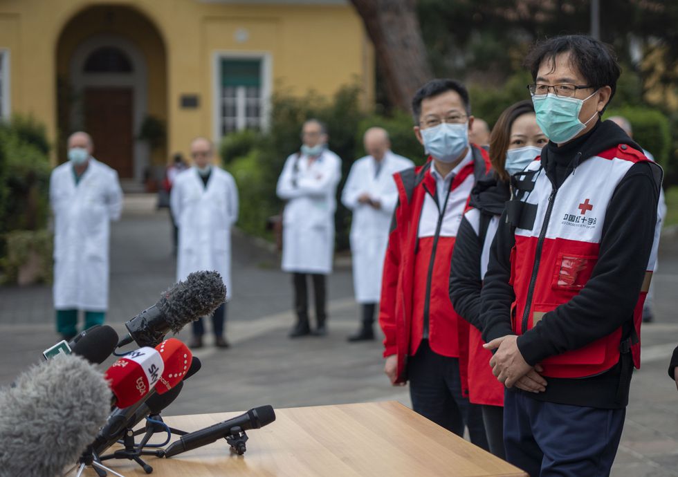 Sun Shuopeng, vicepresidente de la Cruz Roja de China, flanqueado por especialistas en enfermedades respiratorias de la Universidad de Sichuan, hablando con periodistas fuera del Hospital Spallanzani de Enfermedades Infecciosas en Roma, el 14 de marzo. Foto: AP