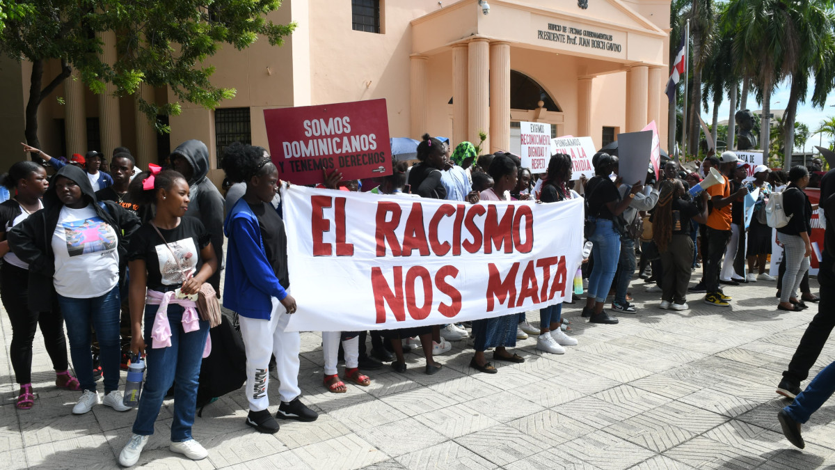 VIDEO Haitianos protestan frente al Palacio Nacional y exigen nacionalidad  dominicana; vociferan “si no soy dominicano, Abinader tampoco” – Periódico  Sin Cortapisa